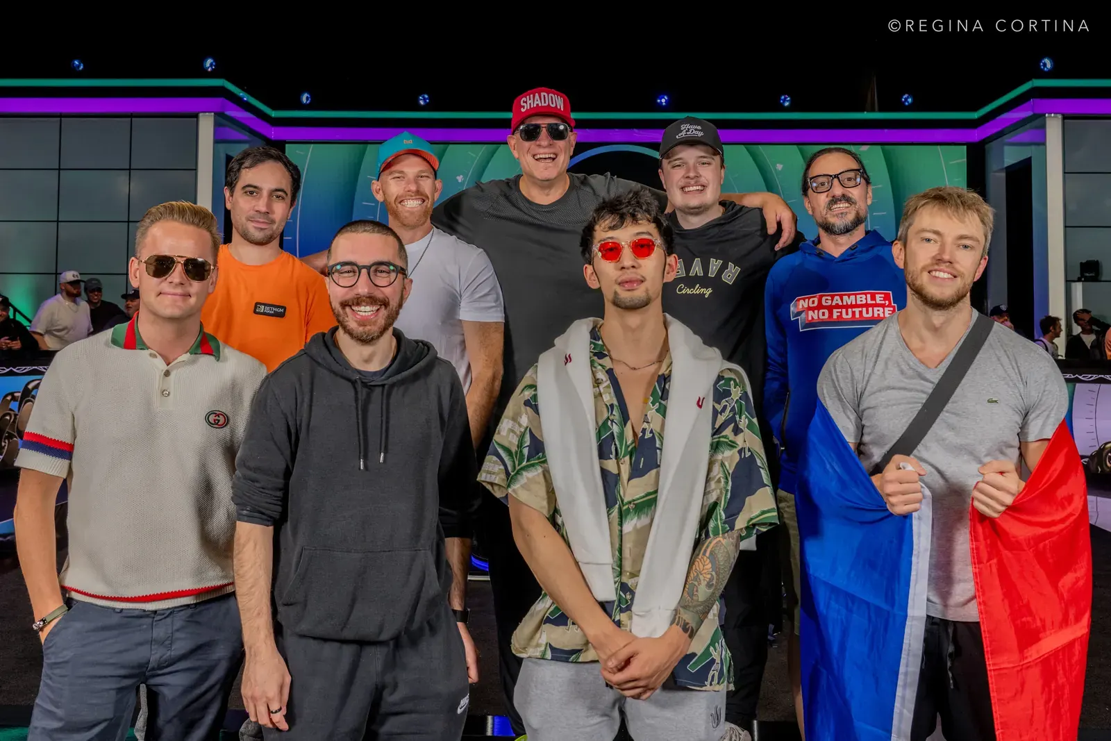 Stół finałowy WSOP Main Event 2026 z chip counts graczy