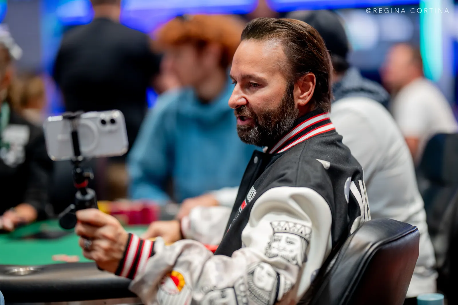 Daniel Negreanu przy stole Hustler Casino Live podczas swojego debiutu