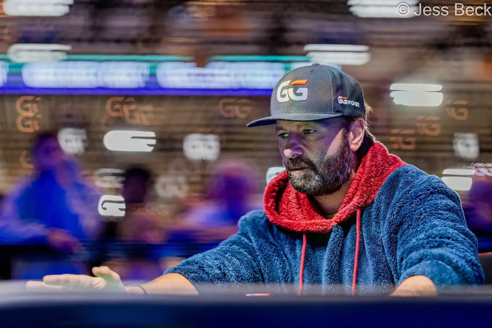 Daniel Negreanu przy stole Hustler Casino Live podczas debiutanckiego występu