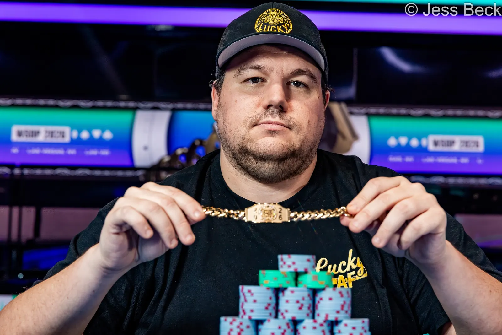 Shaun Deeb pozuje z dziewiątą bransoletką World Series of Poker po zwycięstwie w turnieju 8-Game Mix