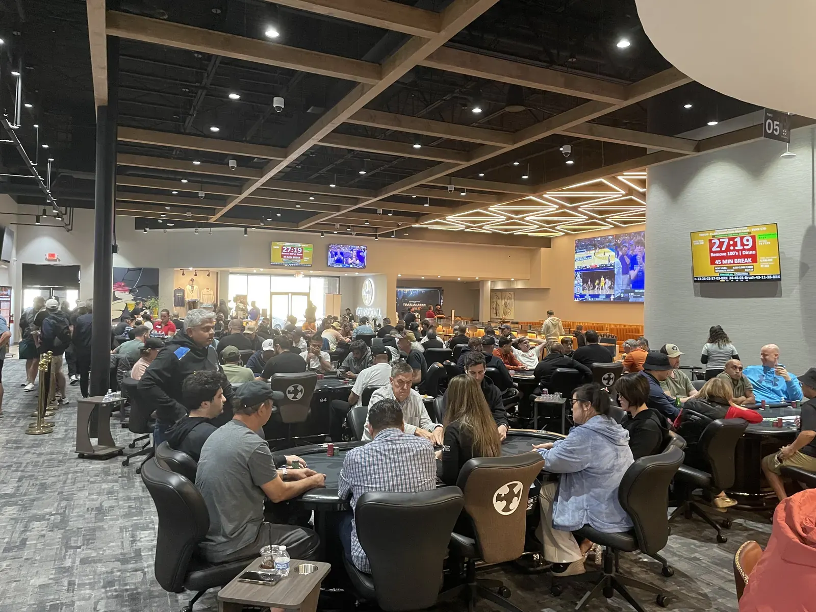 Stoły pokerowe w klubie Texas Card House podczas turnieju pokerowego w Teksasie