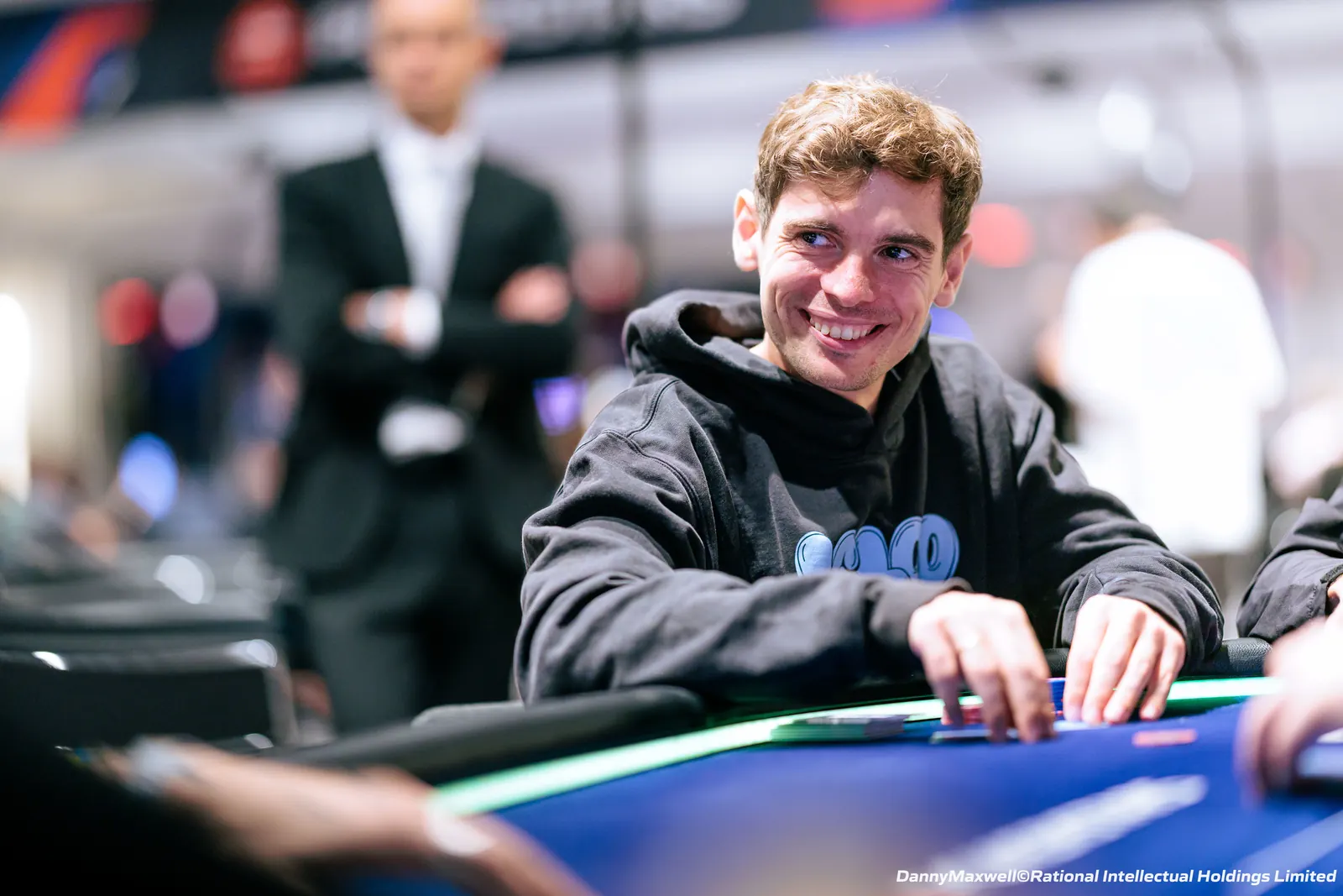 Fedor Holz przy stole pokerowym podczas turnieju high roller na festiwalu EPT