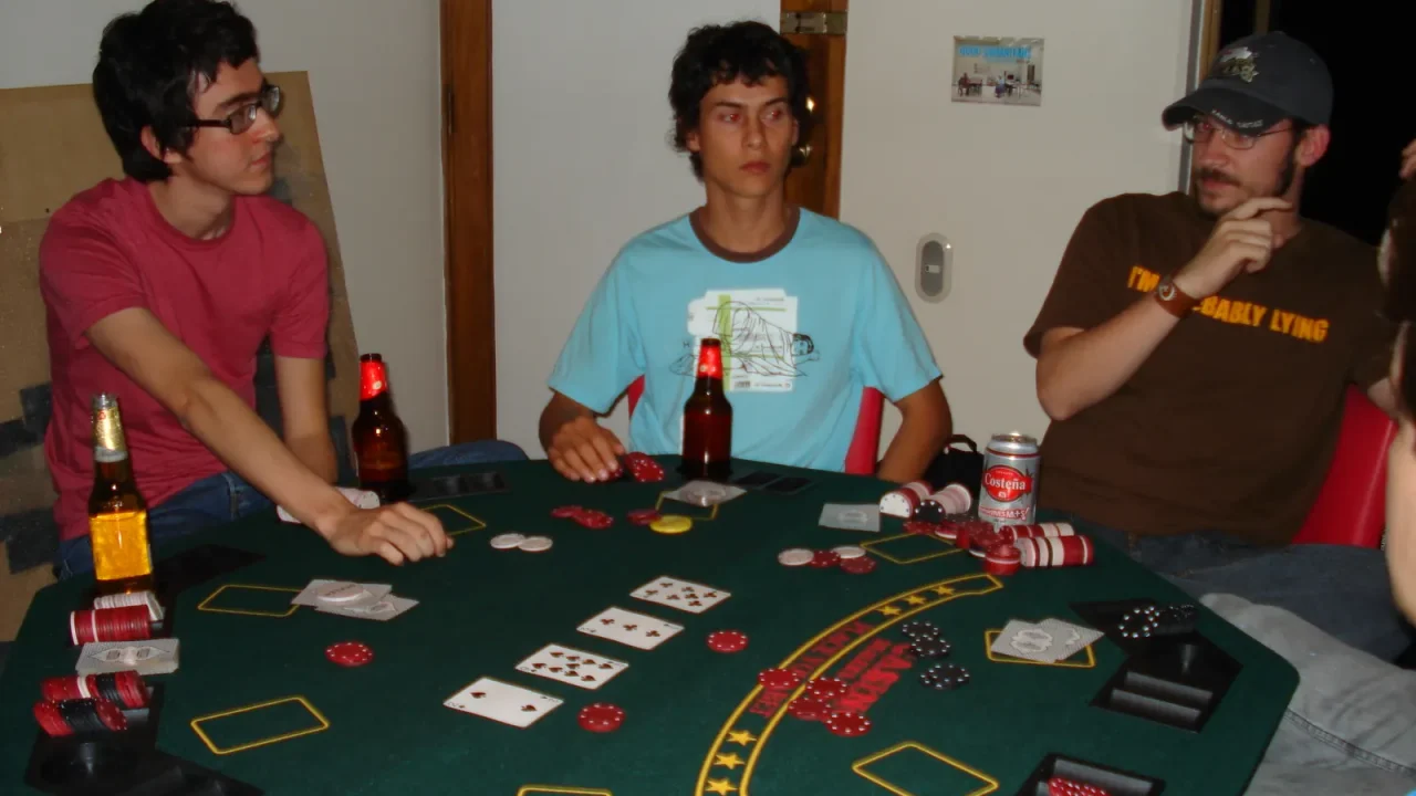 Ekologia turniejowa w pokerze online: Jak zmiany w strukturach wpływają na decyzje graczy