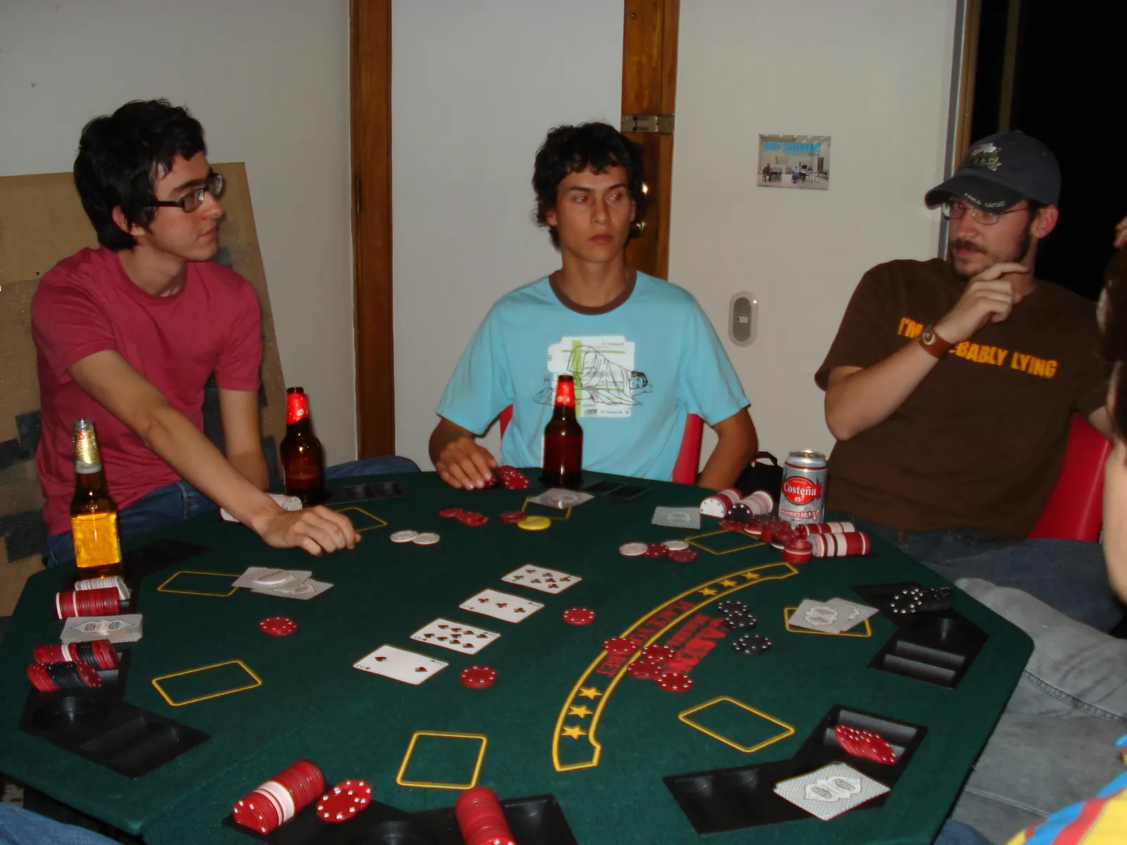 Profesjonalny gracz analizujący turniej pokerowy online przy biurku