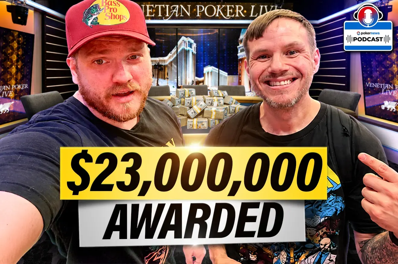 Profesjonalny stolik pokerowy z żetonami i kartami w kasynie