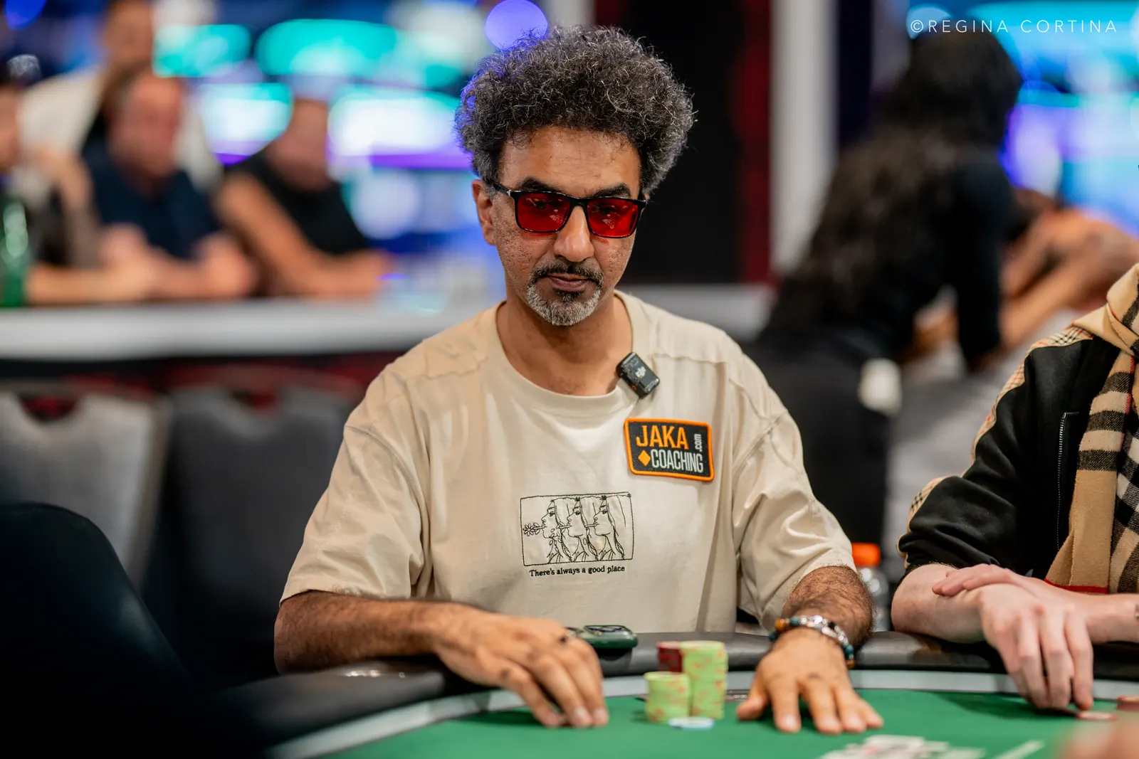 Profesjonalny stół pokerowy z żetonami i kartami podczas międzynarodowego turnieju