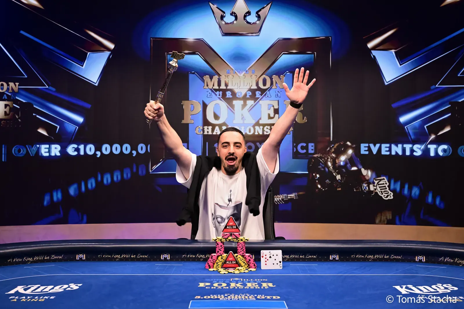 Viorel Gavrila z pucharem Royal Scepter po zwycięstwie w King’s Million EPC w Rozvadovie