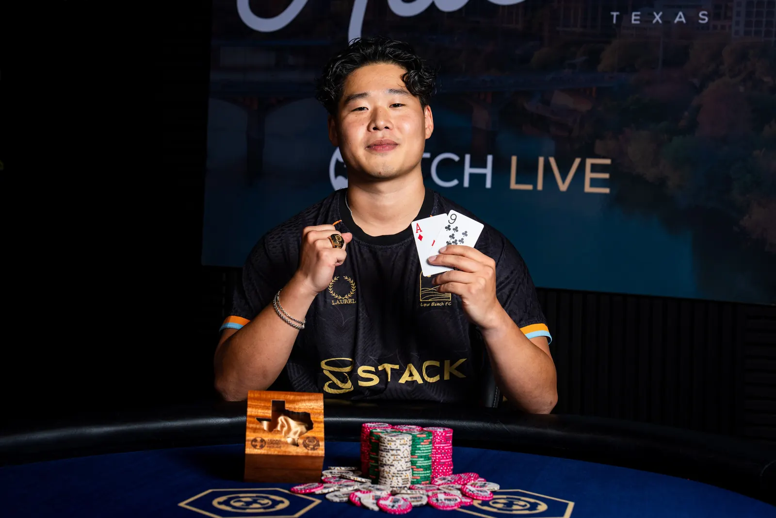 Eric Chang świętuje zwycięstwo przy stole finałowym WSOP Circuit Main Event w klubie TCH Social w Austin