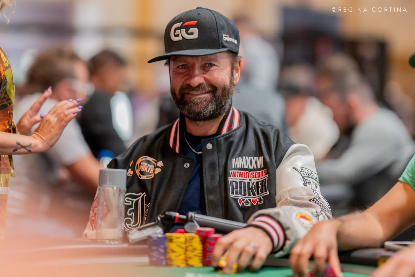Daniel Negreanu grający w pokera online przy stole finałowym WSOP, widok na ekran z kartami i żetonami