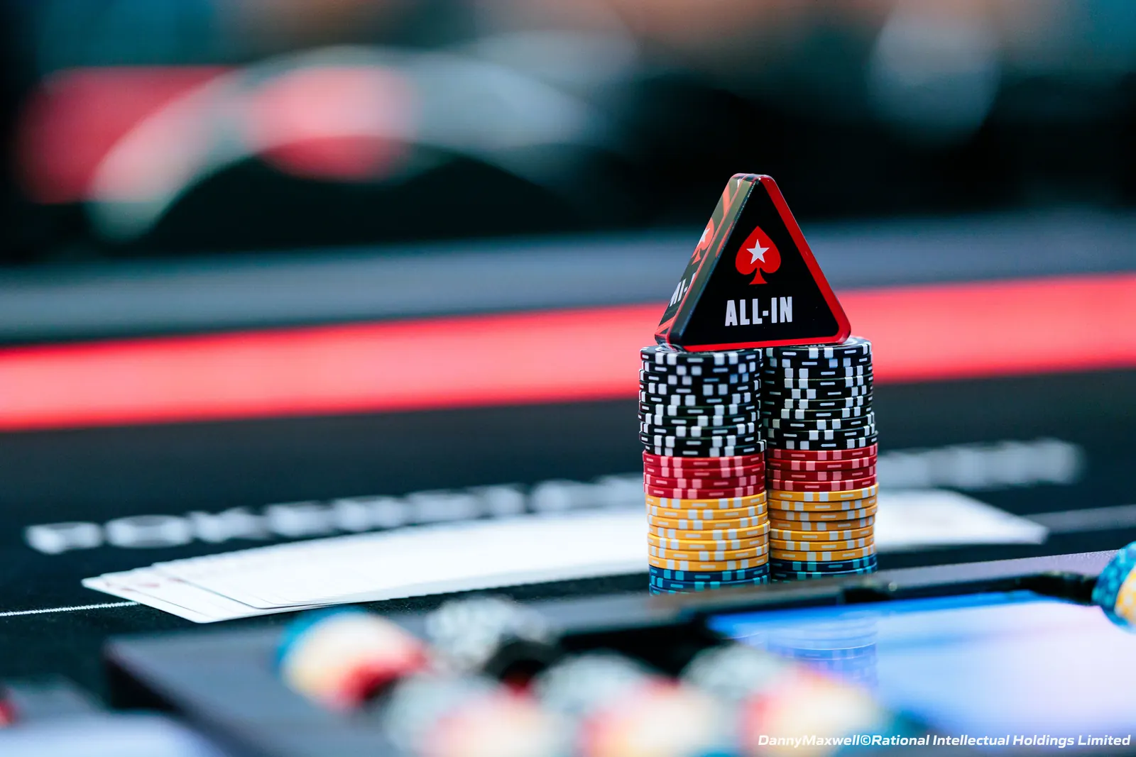 Gracz pokerowy zastanawiający się nad sprawdzeniem barrela na turnie, widok na karty i żetony