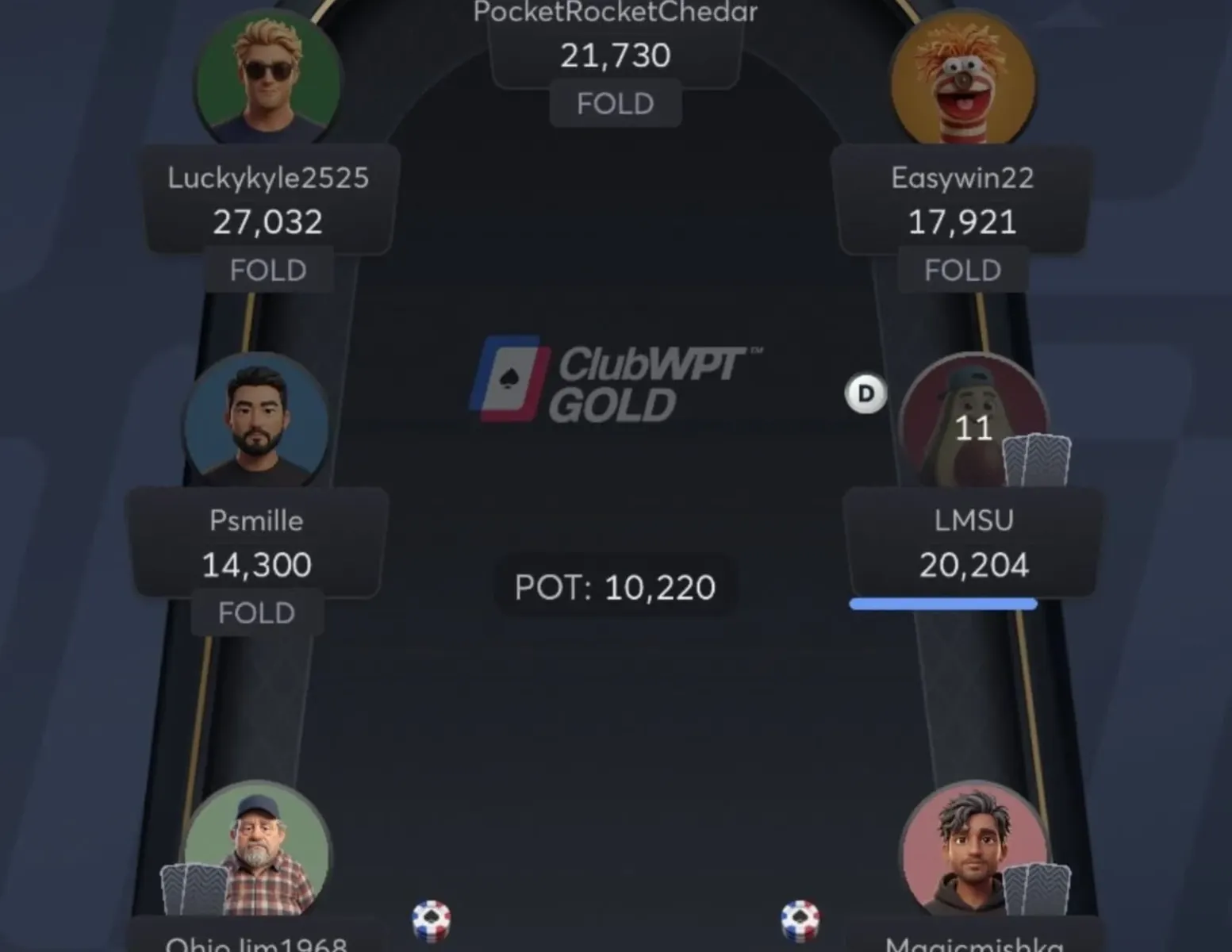 Stół pokerowy z logo ClubWPT Gold, żetony i karty na tle pustyni Nevady