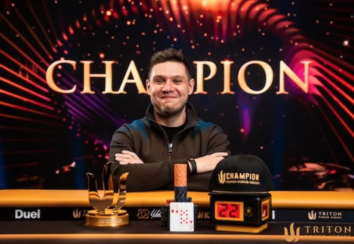Zwycięzcy pierwszych dwóch turniejów Triton Poker Series w Jeju, Alex Theologis i Klemens Roiter, z trofeami i żetonami.