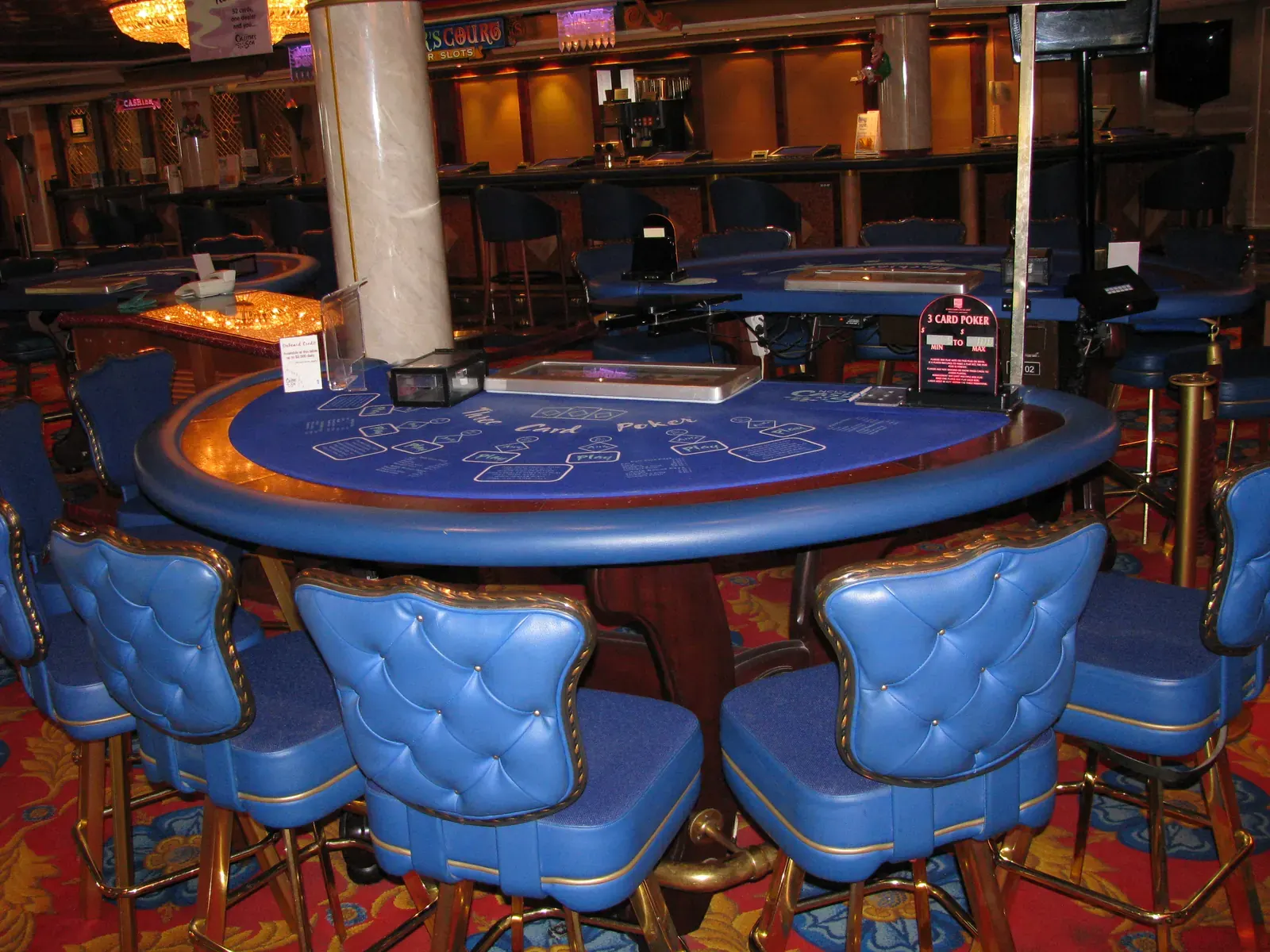 Stół turniejowy z logo WPT i żetonami w poker roomie Wynn Las Vegas
