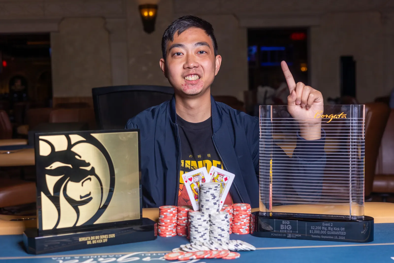 Andrew Chang świętuje zwycięstwo w turnieju Big Big Kickoff w Borgata w Atlantic City