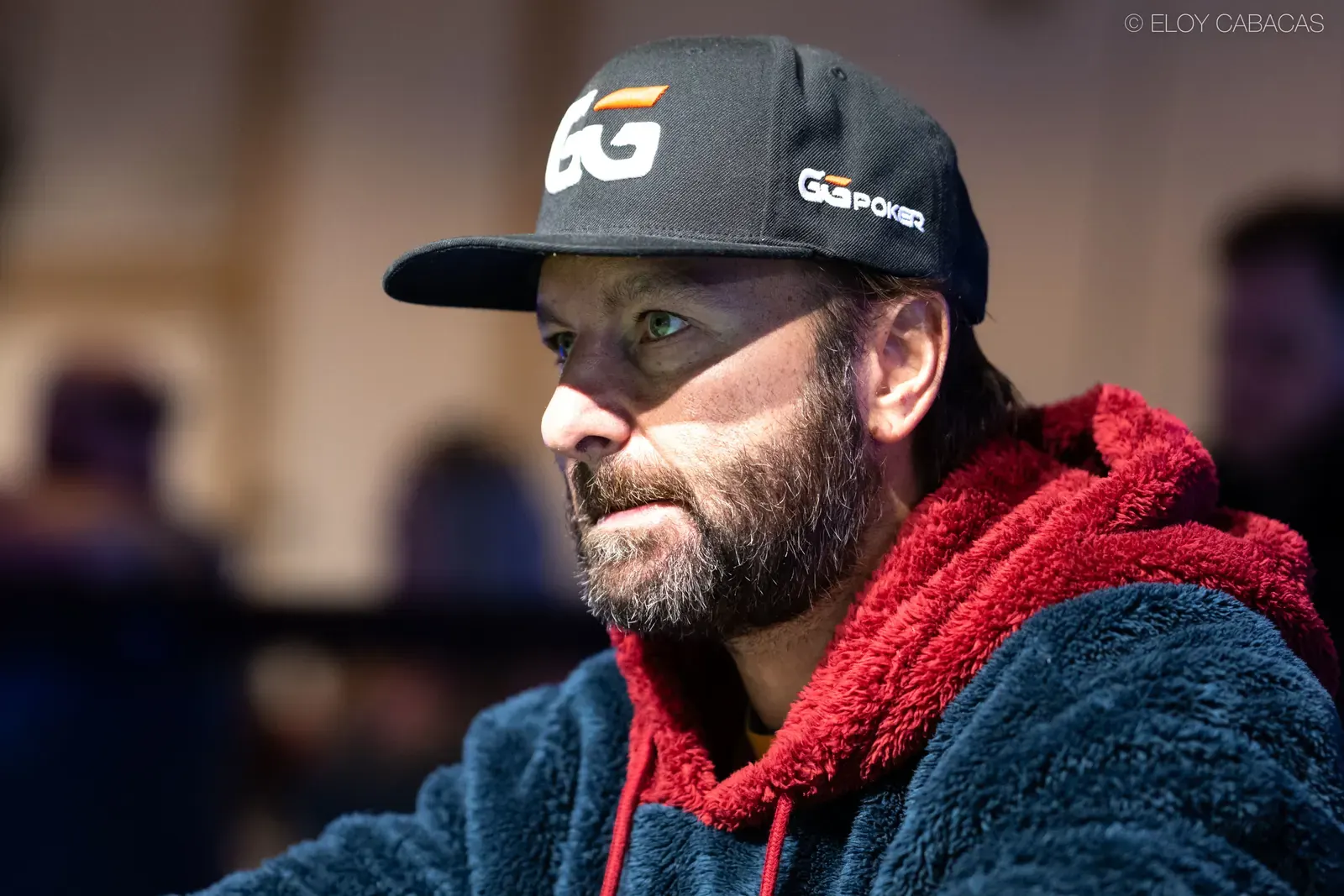 Daniel Negreanu w trakcie gry przy stole finałowym turnieju WSOP Online, z widocznymi żetonami i kartami
