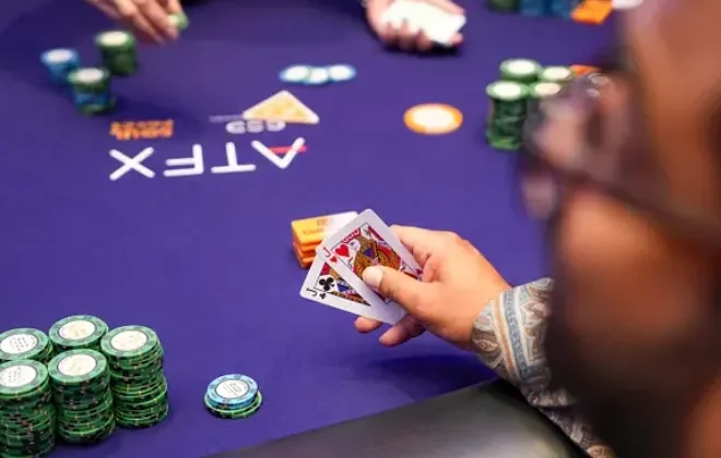 Wielki blef na stole finałowym za 10 000 dolarów – analiza ręki z GTO Wizard
