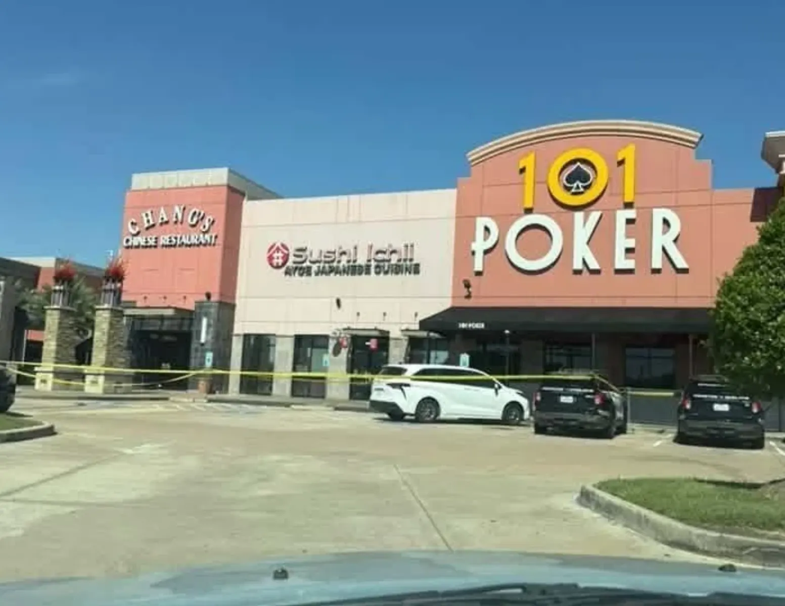 Funkcjonariusze policji blokujący wejście do 101 Poker Club w Katy w Teksasie podczas nalotu