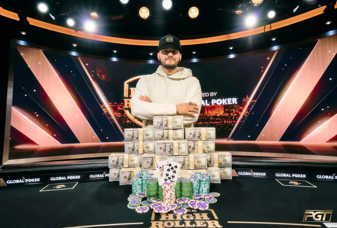 Brandon Wilson trzyma czek za zwycięstwo w Super High Roller Bowl XI w PokerGO Studio w Las Vegas